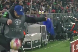 球技如何？安聯球童在歐冠與場邊熱身的特爾練習傳球