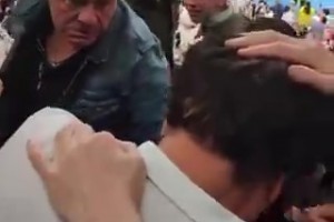 巴薩球員泄憤踢球，皇馬球迷無辜被打中